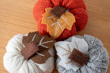 Charming knitted pumpkins in various colors, perfect for autumn decor. A cozy, handmade touch for seasonal arrangements and festive celebrations.