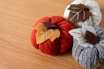 Charming knitted pumpkins in various colors, perfect for autumn decor. A cozy, handmade touch for seasonal arrangements and festive celebrations.