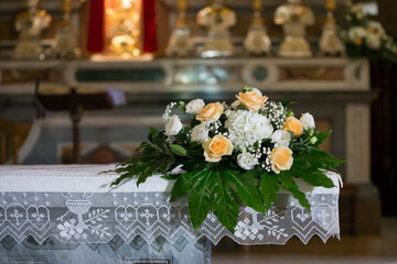 Mazzo di fiori in chiesa