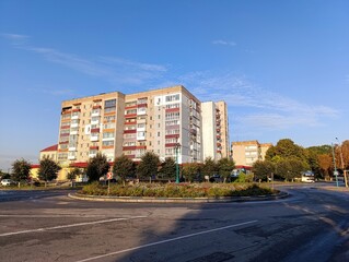 Obraz premium An empty street in front of a tall building