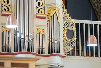 Orgelpfeifen, Kirchenorgel in einer Kirche
