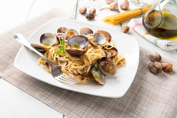 Spaghetti con vongole veraci, ricetta mediterranea 