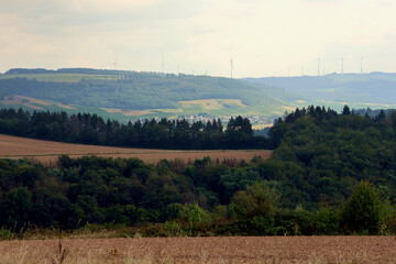 Obraz premium Aussicht vom neuen Wanderweg Moselsteig Seitensprung Konzer Höhenrunde bei Konz an der Mosel im Landkreis Trier-Saarburg.