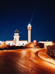 Faro iluminando en la noche