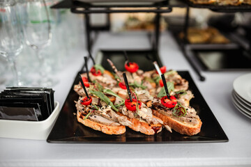 Serving of a wedding table 