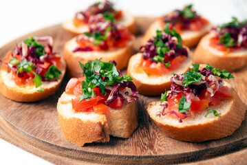 Crostini con pomodoro fresco, rucola e radicchio, antipasti vegetariani 