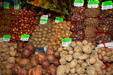 Venta en el mercado de variedades de patatas.