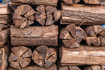 積み上げた薪の束