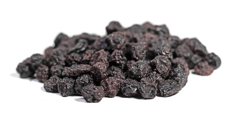 Getrocknete Heidelbeeren vor weißem Hintergrund