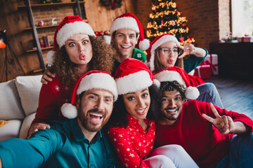 Photo of cheerful young people friends group take selfie photo celebrate cozy christmas party decor spacious apartment indoors