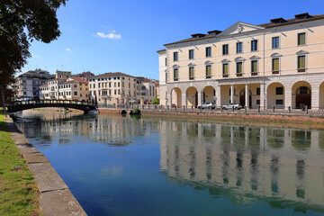 Fototapeta premium paesaggio urbano a treviso, italia, settembre 2024, cityscape in treviso, italy, september 2024