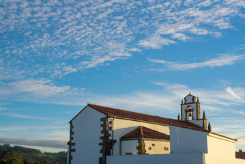 Campanario de iglesia rural en Asturias