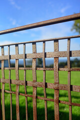 Valla oxidada en jardín junto al mar