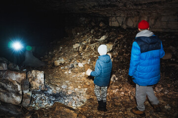 Obraz premium Exploring the Depths A Fascinating Journey into a Mysterious Cave Adventure Await Discover the Secrets Hidden Below the Surface