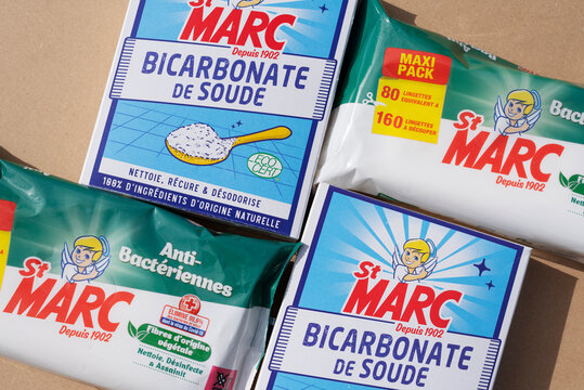 Packs de lingettes nettoyantes et bo&icirc;tes de bicarbonate de soude de la marque Saint Marc, France