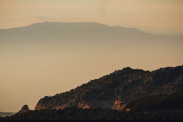 atardecer en montañas