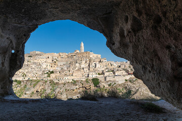 Vue sur le Sasso Barisano depuis une grotte du sentier de la Gravina di Matera, à Matera, Italie