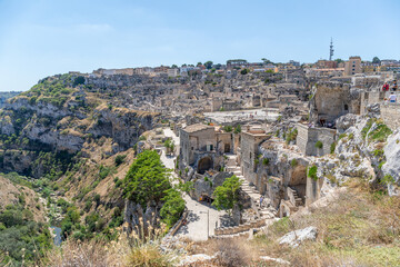 Vue sur le Sasso Caveoso et la Gravina di Matera depuis le belvédère près de la Piazza Madonna...
