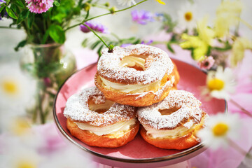 Delicious cream puff rings (choux pastry)