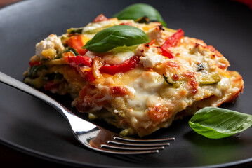 Lasagna vegetariana con zucchine e peperoni, cibo italiano 