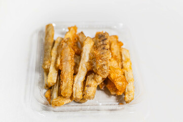 パック入りのごぼうの唐揚げ