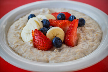 oatmeal with fresh berries and banana