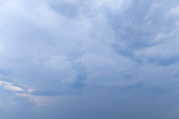 Obraz premium A serene view of a cloudy sky, showcasing various shades of blue and gray. Ideal for backgrounds, weather-related themes, or artistic projects.