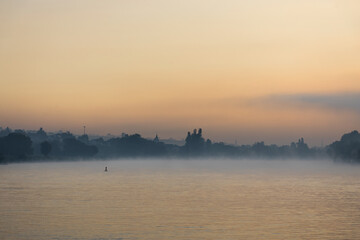 Fluss am Morgen mit Nebel 