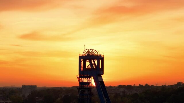 Szyb kopalni KWK Piekary &ndash; Julian w blasku zachodzącego słońca