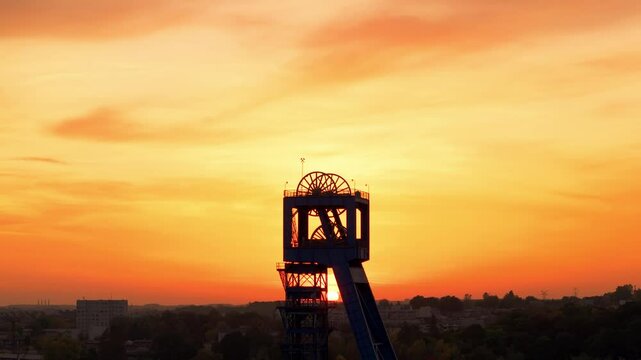 Orbita dronem wok&oacute;ł szybu kopalni KWK Piekary &ndash; Julian w świetle zachodzącego słońca