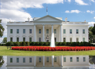 Obraz premium White House , Garden, and Reflection - Washington DC, USA