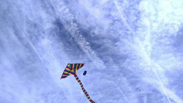 gro&szlig;er bunter Winddrache fliegt im leichten Wind an herbstlichem leicht bew&ouml;lktem Himmel, Drachensteigen, Windvogel, Drachenflugger&auml;t, bunt, Drachen basteln
