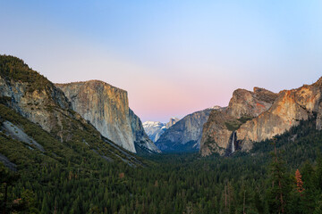 Fototapeta premium Sunny view of the valley view landscape at Yosemite National Park
