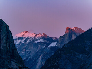 Fototapeta premium Sunset view of the beautiful half dome at Yosemite National Park