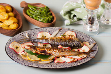 Grilled mackerel with apples, onoions and bay leaves