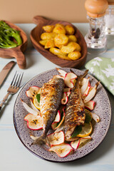 Grilled mackerel with apples, onoions and bay leaves