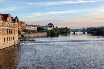 Obraz premium Panoramic View of the Vltava River and Smetana Embankment with the National Theatre at Sunset in Prague
