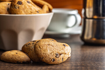 Biscotti frollini con gocce di cioccolato. Chocolate cookies on wooden table.