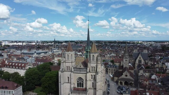 Vue a&eacute;rienne panoramique de la Cath&eacute;drale Saint-B&eacute;nigne de Dijon,  &eacute;glise, Bourgogne, France, Europe