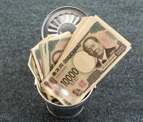 ゴミ箱に捨てられた百万円
