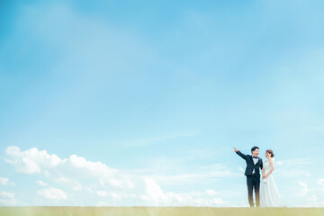 空バックの新郎新婦（ウェディング・結婚式・ブライダル・ロケーションフォト・フォトウェディング）
