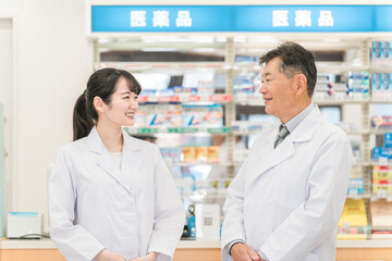 Fototapeta premium 薬局・病院・ドラッグストアで働く薬剤師（処方箋・薬・サプリメント） 