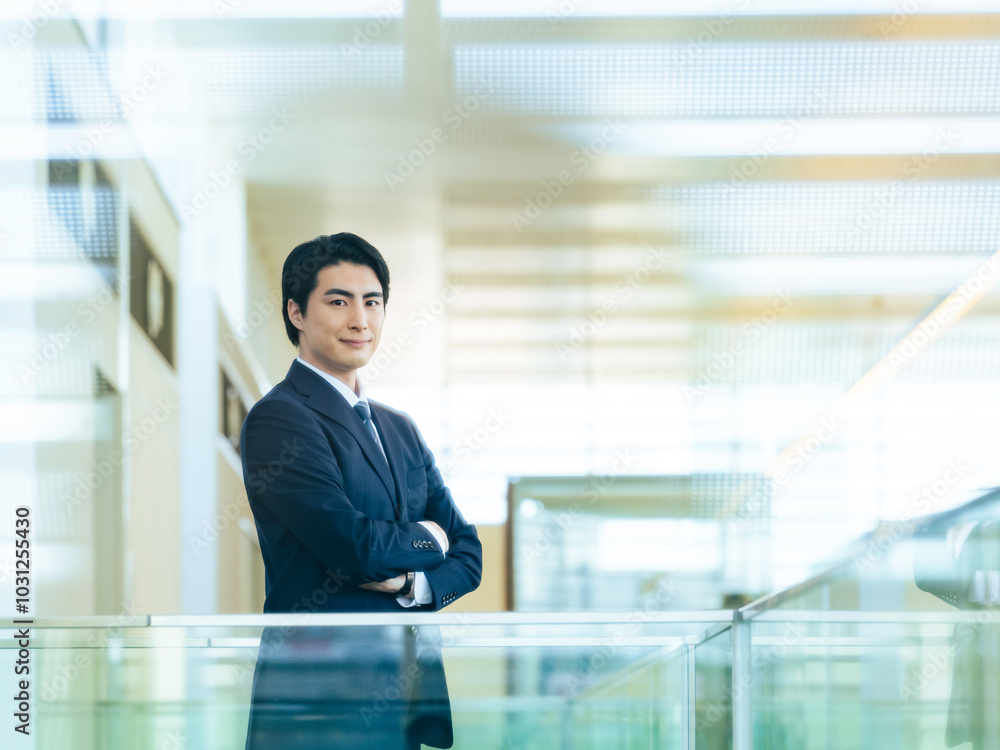 Aufkleber ビジネスマン、男性、日本人、オフィス、ビジネスパーソン、自信、腕組み、ビジネス、スーツ、カメラ目線、若い、人材、ロビー、会社員、サラリーマン、職場、営業、コピースペース、働く、仕事、経営、マネジメント、管理職、転職、イケメン、ビル、上半身、ポートレート、企業、通路、室内、シリアス、真剣、エリート、エグゼクティブ、公務員、社内、30代、20代、信頼、起業、研修、広告、笑顔、リラックス、ほほえみ、スマ