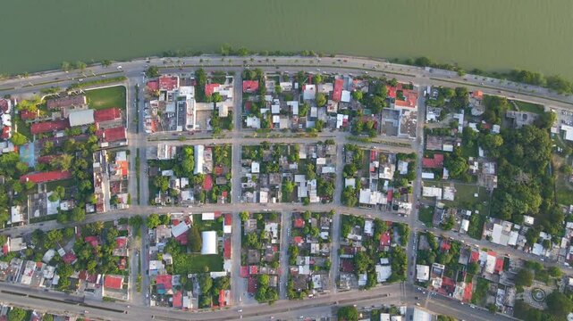 Vista &aacute;erea de la mancha urbana de un pueblo en el Estado de Veracruz, Mexico (Tuxpan) junto al Rio Pantepec o Rio Tuxpan