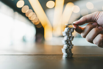 The coins are placed side by side between the left and right to rise higher, which is easy to fall....