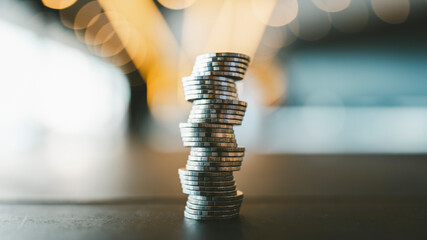 The coins are placed side by side between the left and right to rise higher, which is easy to fall....