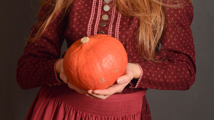 Frau h&auml;lt Hokkaidok&uuml;rbis in der Hand