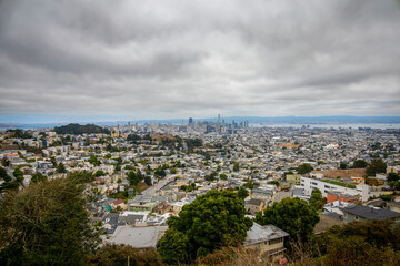 Fototapeta premium Stunning panoramic view of San Francisco skyline from Twin Peaks, capturing the city's iconic architecture and vibrant urban landscape.
