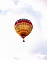 Naklejka premium A colorful hot air balloon is flying in the sky.
