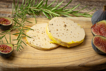 tranches de foie gras, en gros plan, sur une planche à découper